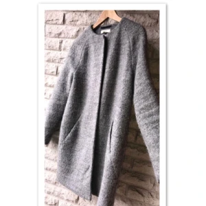  - En mycket fin kappa från 365! Säljer den då den inte kommit till någon användning. Kappan är strl XS men jag är S och den passar mig! Den går att knäppa. ⭐️