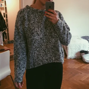  - Grå mysig stickad tröja med svarta och vita inslag. 