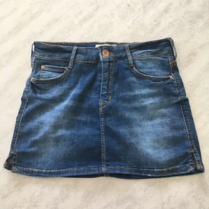  - Kort jeansskol i storlek 34, den är dock väldigt stretchig så passar även mig som har 36 pga stretchen. Små slits på sidorna. Inte mycket använd! Kan mötas upp i Stockholm eller skicka mot fraktkostnad