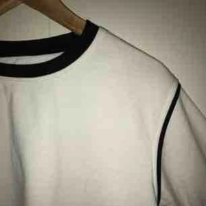  - Vit sweatshirt tröja med svarta detaljer och fickor. Mysig som bara den och ganska varm :-) lite nopprig i kanten men alla har vi våra brister ;-) inköpt i Indien på en resa så har du på dig den har du nästan också varit i Indien! 🏖