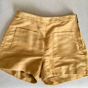  - Helt oanvända mockashorts från H&M Trend. Superfin senapsgul färg och sitter som en smäck! 100kr + frakt eller mötas upp i Stockholm