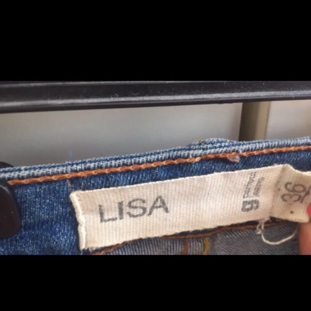 lisa jeans i storlek 36 inköpta på gina tricot för 399:-. Jeans & Byxor.