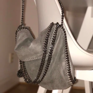  - Grå Inspirerad Stella McCartney väska. Knappast använd, felfritt. Sjuktbra kvalitet, nästan identiskt till en äkta. ✨