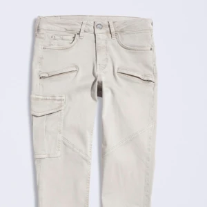  - Ett par byxor från Gina trickot som är sååå populära och blir slut sålda direkt! Färg: Beige storlek S använd 1gång någon timme. Så de är som heeeelt nya och man får jätte bra kropps form l de! 