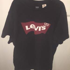 Svart Levis tröja i storlek S, helt oanvänd. Möts helst upp i Umeå men ska den skickas står köparen för frakten!