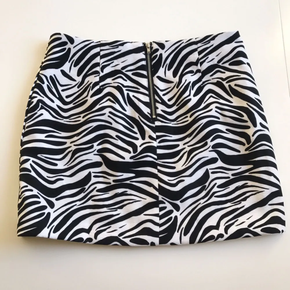 Supersnygg zebra-kjol! Storlek 38, använd 2 gånger. Köparen står för frakten 💕. Kjolar.