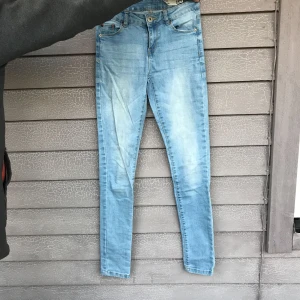  - Såååå fina byxor!! Sitter jättebra överallt men är väldigt tajta, tror tyvärr inte att en S får på sig de😢  Frakt: 55kr👍🏼😃