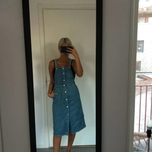  - Hängselklänning från Zara i denim. Fint skick. 