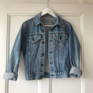  - Sjukt fin vintage jeansjacka från Levi’s. Något kortare modell, sitter lagom löst på mig som är S. Skicket är perfekt!