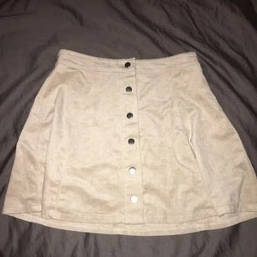 Fin suede kjol från Forever 21, som är stor i stoleken. Den är nästan aldrig använd och jag säljer pga fel storlek. (Jag har ingen aning varför bilderna blir suddiga, med vid intresse kan jag absolut skicka bättre bilder!). Kjolar.