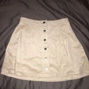  - Fin suede kjol från Forever 21, som är stor i stoleken. Den är nästan aldrig använd och jag säljer pga fel storlek. (Jag har ingen aning varför bilderna blir suddiga, med vid intresse kan jag absolut skicka bättre bilder!)