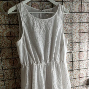  - Vit, blommig klänning från H&M. Snålt använd. 