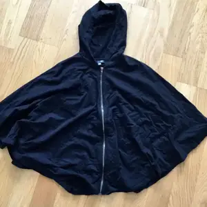 Svart poncho-hoodie från H&M. 60kr + frakt eller mötas upp i Stockholm 