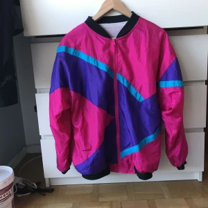  - Färgsprakande jacka, perfekt för sommar och vår! Glansig och festlig🎉