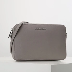  - Säljer denna jet set travel väska från Michael kors, helt oanvänd och beställd från Zalando! Säljer denna för jag råkat klicka hem 2 så inget fel på den🌸