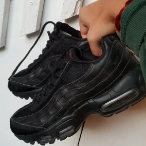  - Nike air max 95 Triple black pony hair heter modellen sjukt balla skor som ej kommer till användning tyvärr köparen står för eventuell frakt pris går att diskuteras vid snabb affär