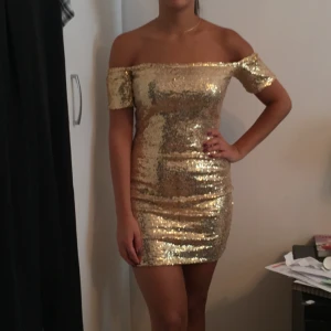  - Glittrig klänning från LookBook store i storlek 34! 