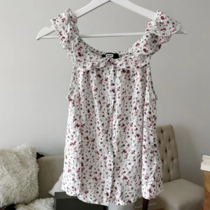  - Blommig söt topp från Bikbok, storlek M men tycker snarare det är mer en S. Kan användas som den ser ut på bild eller som offshoulder, beror mer på personen som använder den! Tunt och mjukt material, går att knäppas upp framtill, ner hela vägen. Skriv vid frågor! Frakt: 20 kronor 