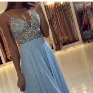  - Äkta Jovani festklänning i ljusblå färg köpt på Beauty Queens i Södertälje. Första ägaren till klänningen och den är kemtvättad. Priset kan diskuteras vid snabb affär!