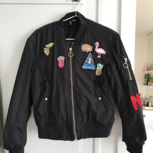  - Bomberjacka med patches från HM. Ganska liten i storlek, använd en gång, mycket bra skick. Möts upp i Sthlm eller skickar mot fraktkostnad. 