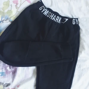  - Mjukisbyxor från Gymshark! Varma, sköna och snygga! Endast använt några få gånger. Köpt från Gymshark egna internetshop, Ord. Pris ca 650kr  storlek M frakt 59kr!