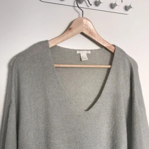  - Stickad oversizetröja från H&M. Färgen är pastelligt mintgrön och inte grå som den ser ut att vara på bilden. 