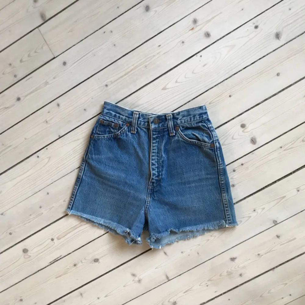 Vintage jeansshorts från Levi’s, stl XS/34. Höga i midjan. Superfina!  . Shorts.