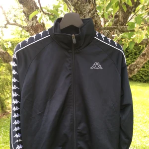  - Passar som en medium man. Ser najs ut oversize på folk som i vanliga fall har small, passar perfekt som en lättare jacka nu på sommaren 👍🔆   du betalar frakt (ej inräknad)