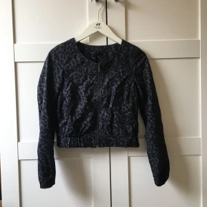  - Tunn bomberjacka, kortare modell från H&M Divided.  Två fickor. Använd enstaka gånger. 
