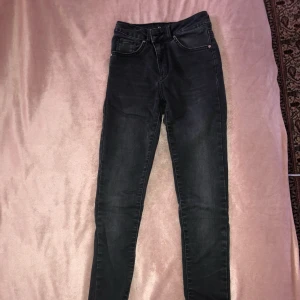  - Ett par högmidjade jeans från bikbok. Original priset var 699 och säljer dem för 50. Dem är tajta och formar sig efter din form. Dem är inte ut töjda och så är dem hela överallt