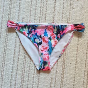  - Jättefina bikinitrosor i bra skick med blommönster. Tyvärr för små