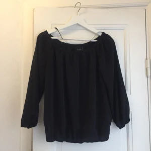  - Knappt använd svart topp från Vila. Köparen står för frakt✨