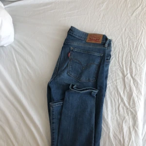  - Ett par snygga jeans från Levis som tyvärr aldrig kommit till användning. I storlek 27