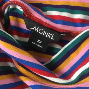  - Randig polotröja från Monki i storlek XS, endast använd en gång! Möts i Stockholm.