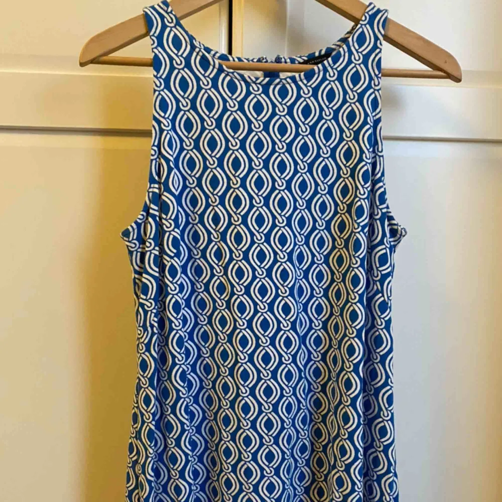 blå, mönstrad sommarklänning i fint material från Ann Taylor perfekt att bara slänga på sig till sommaren 2020! köparen står för frakt :)). Klänningar.