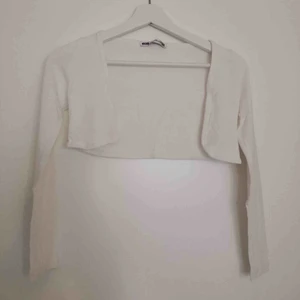  - Kort kofta. Elastisk, står ”one size”, köpte den från barn avdelning. Kan passa XS och S. Aldrig använd, som ny