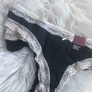  - 3 pack brasilianska trosor OANVÄNDA då de var för stora 💞💓💘💕 bekväma och sköna på huden 🌫🌬🐚☁️🕊 100kr med frakt ! Hann inte returmatch annars skulle ha gjord det ;)