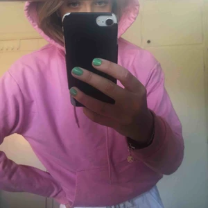  - Jättefin hoodie från Stay, liten i storleken så skulle säga att den passar S💕fint skick