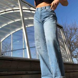Wide leg jeans från Junkyard. Storleken är 29 vilket motsvarar M/L! Använt dessa 2 - 3 gånger, men byxorna är i fint skick. 