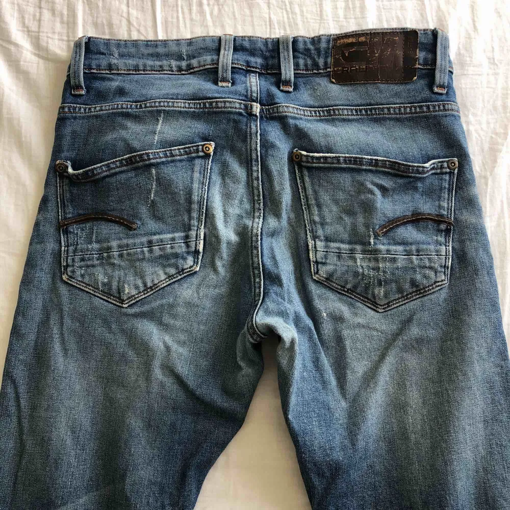 Ljusblåa jeans från Gstar i superslim med slitna detaljer. Jeans & Byxor.