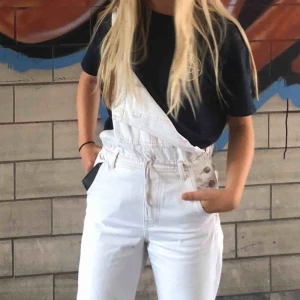 Trendiga hängselbyxor  - Vita hängselbyxor från Pull & Bear i mycket fint skick i storlek S,  Köparen står för frakten