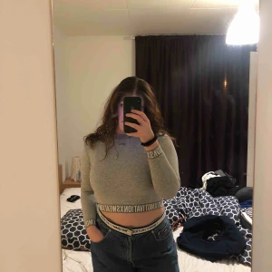  - Tröja från H&M.  Cirka 4 år gammal.  Säljer den eftersom den är tyvärr för liten för mig :(. Den har en dragkedja vid sidan av midjan.