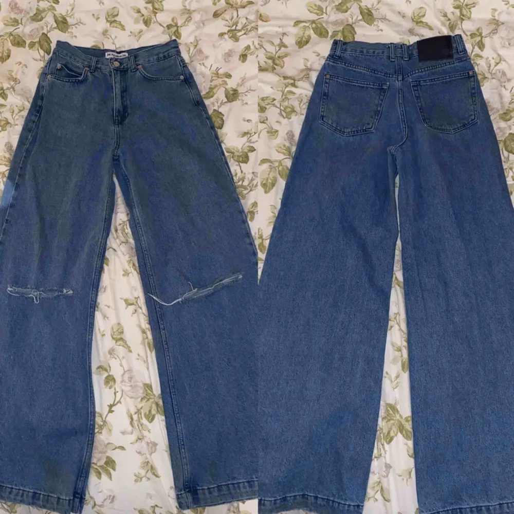 ❣️Det är många intresserade så ni kan buda i kommentarsfältet (avslutas 3/4 20:00)❣️ Blåa vida jeans med hål på knäna. Ny skick.  De är 106cm långa från midjan och 79cm inne ifrån.  . Jeans & Byxor.
