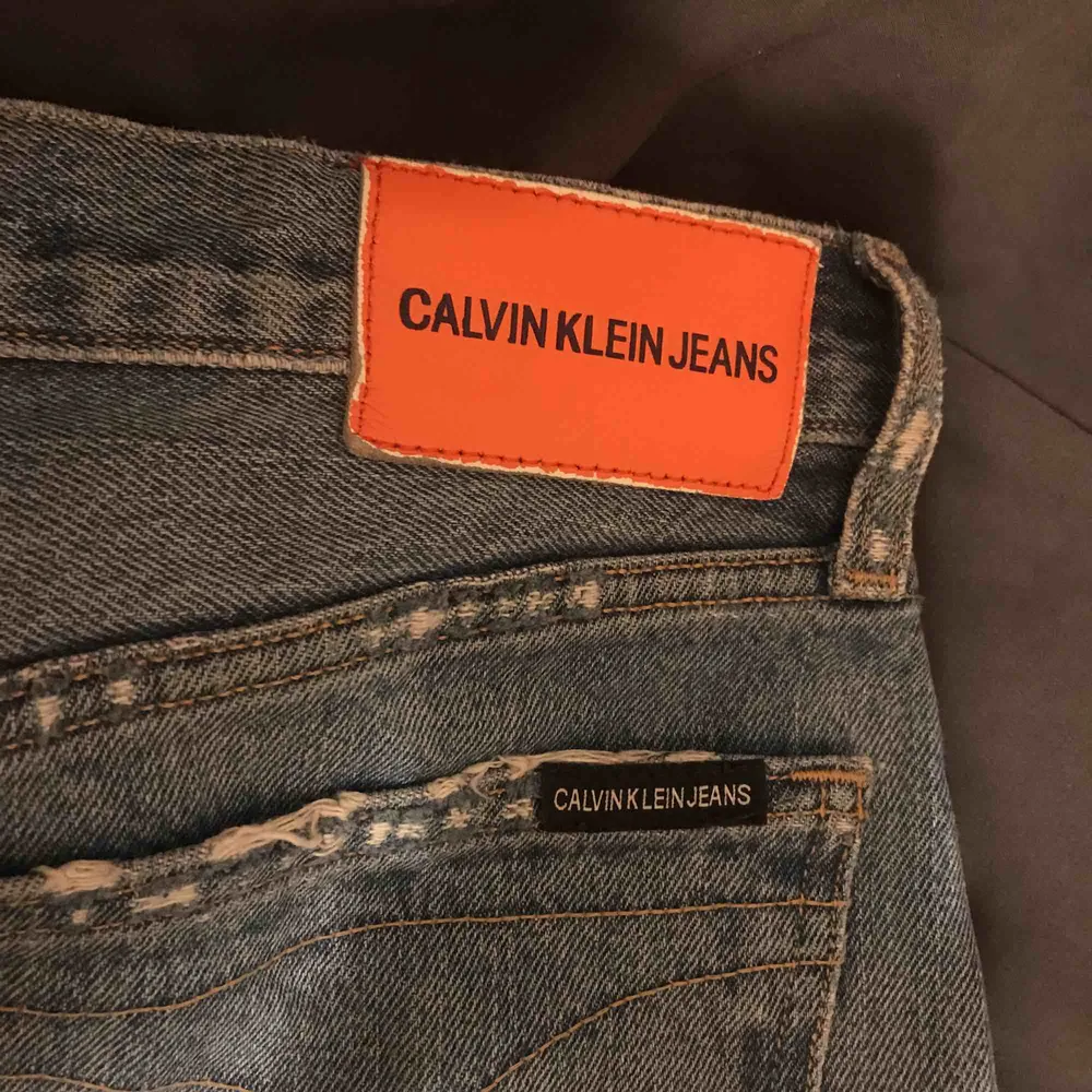 Perfekt slitna, men knappt använda jeans från Calvin Klein CKJ061. Nypris 1100 SEK, plickpris 275 SEK. Frakt 65 (spårbart). Kan även mötas upp i Sthlm. . Jeans & Byxor.