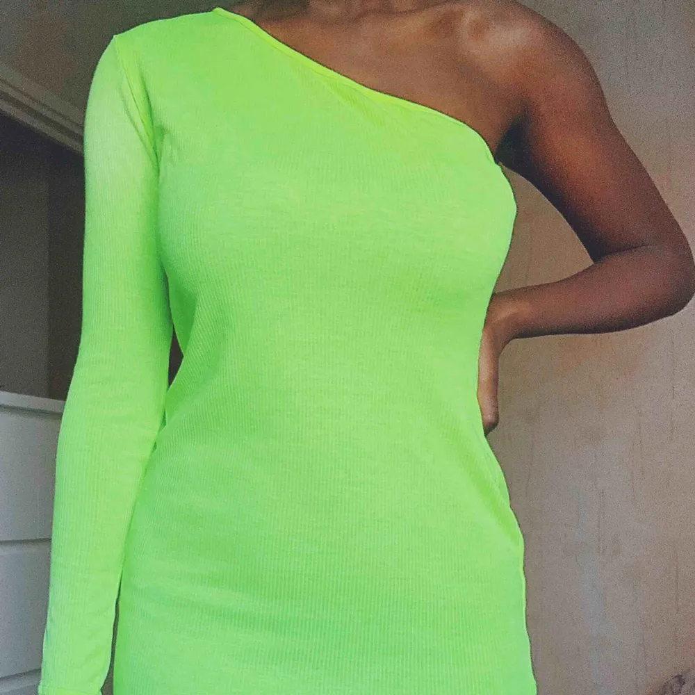 Stark grön klänning, aldrig använt! plagget är super skönt!🎾🎾 (60kr frakt) . Klänningar.