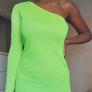 Stark grön klänning, aldrig använt! plagget är super skönt!🎾🎾 (60kr frakt) 