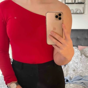  - Säljer denna ursnygga röda bodyn från Nakd som jag  aldrig använt utan endast testat, alltså så gott som ny! Fråga gärna om det är något ni undrar:) Frakt tillkommer 
