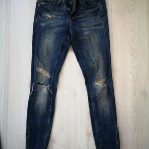 Kristen jeans  - Kristen jeans med slitningar och dragkedja längst ner 