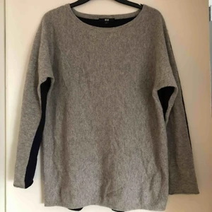  - Stickad tröja i 100% Kashmir från Uniqlo. Grå framsida och marinblå baksida. Storlek L men den är liten i storleken. 