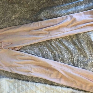  - Ljusrosa mjukisbyxor i velour från Cubus! Väl använda💕 Alla plagg tvättas innan de fraktas och köparen står för frakten🥰